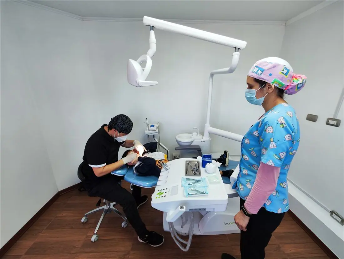 Dentista atendiendo a un paciente infantil